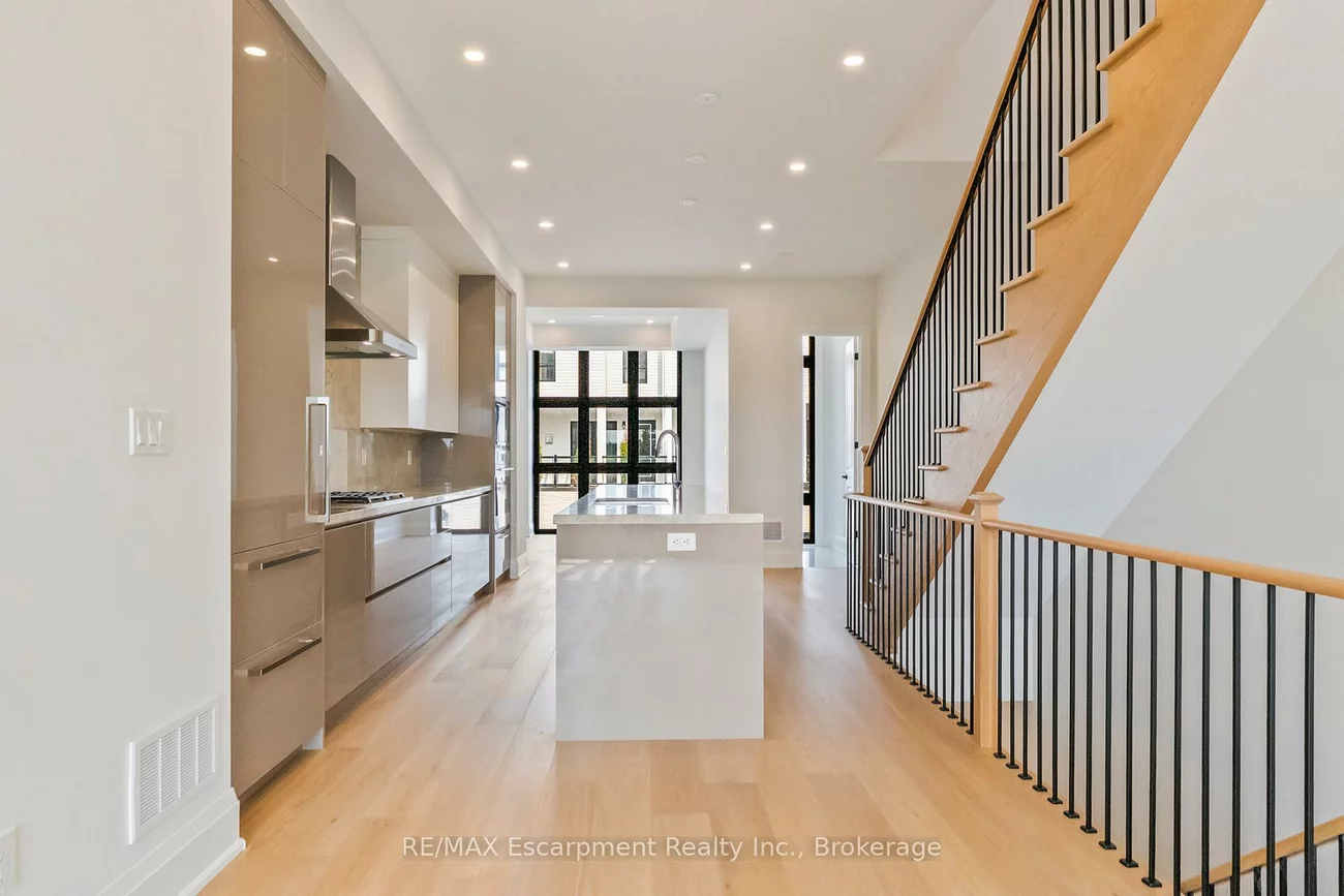 138, East, 1001 - BR Bronte, Oakville