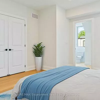 138, East, 1001 - BR Bronte, Oakville