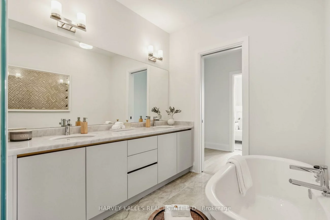 138, East, 1001 - BR Bronte, Oakville