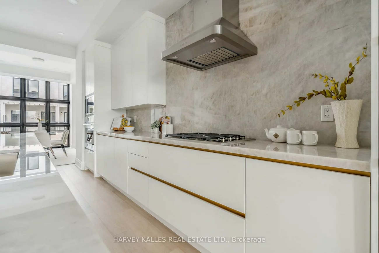 138, East, 1001 - BR Bronte, Oakville