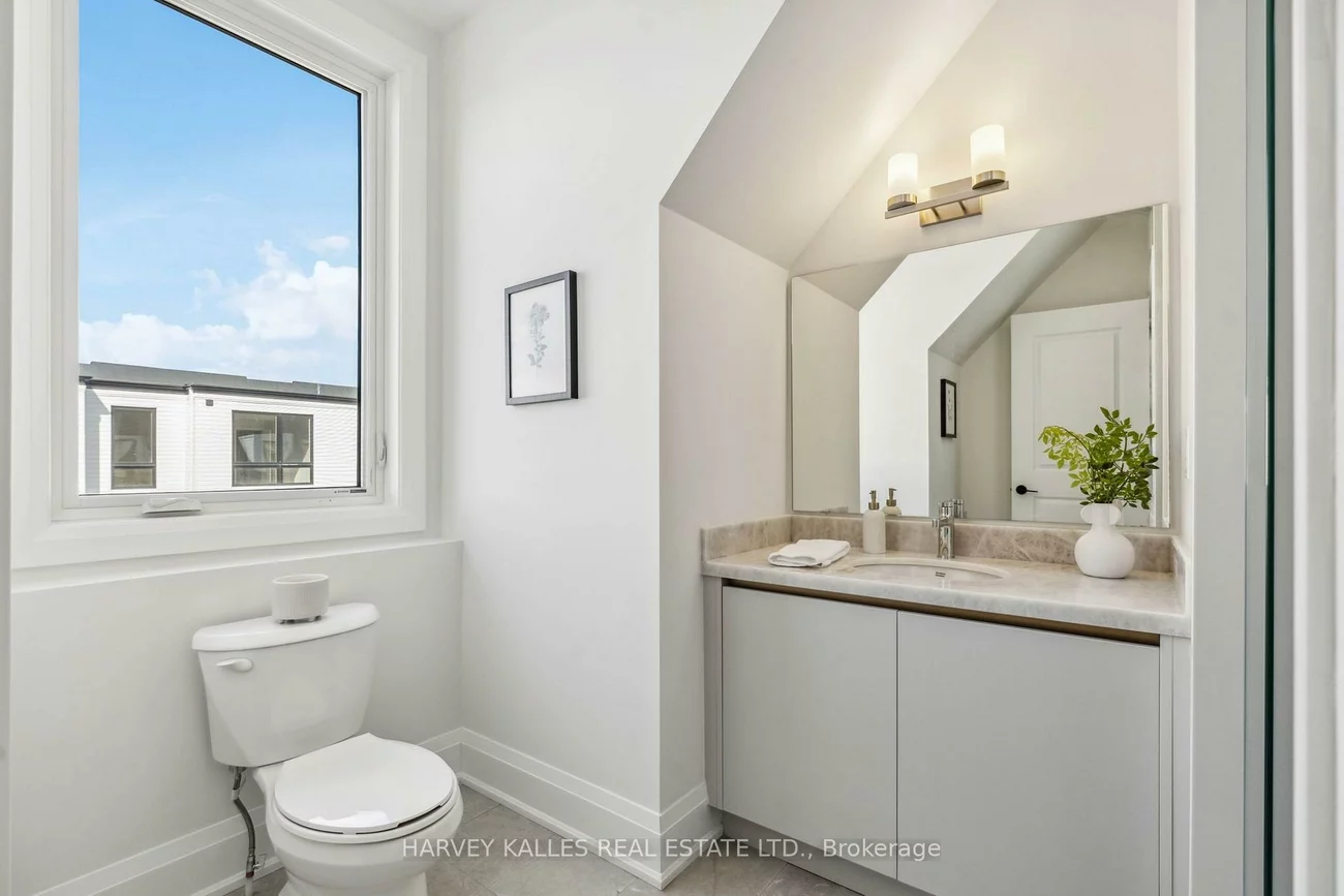 138, East, 1001 - BR Bronte, Oakville