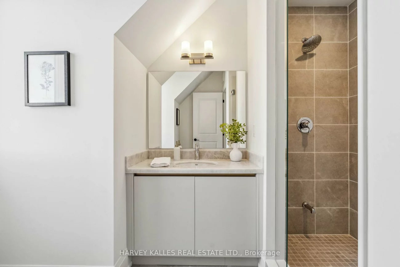 138, East, 1001 - BR Bronte, Oakville