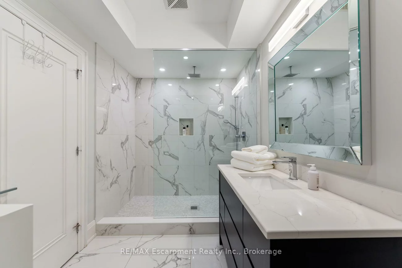 1394, WAVERLY, 1020 - WO West, Oakville