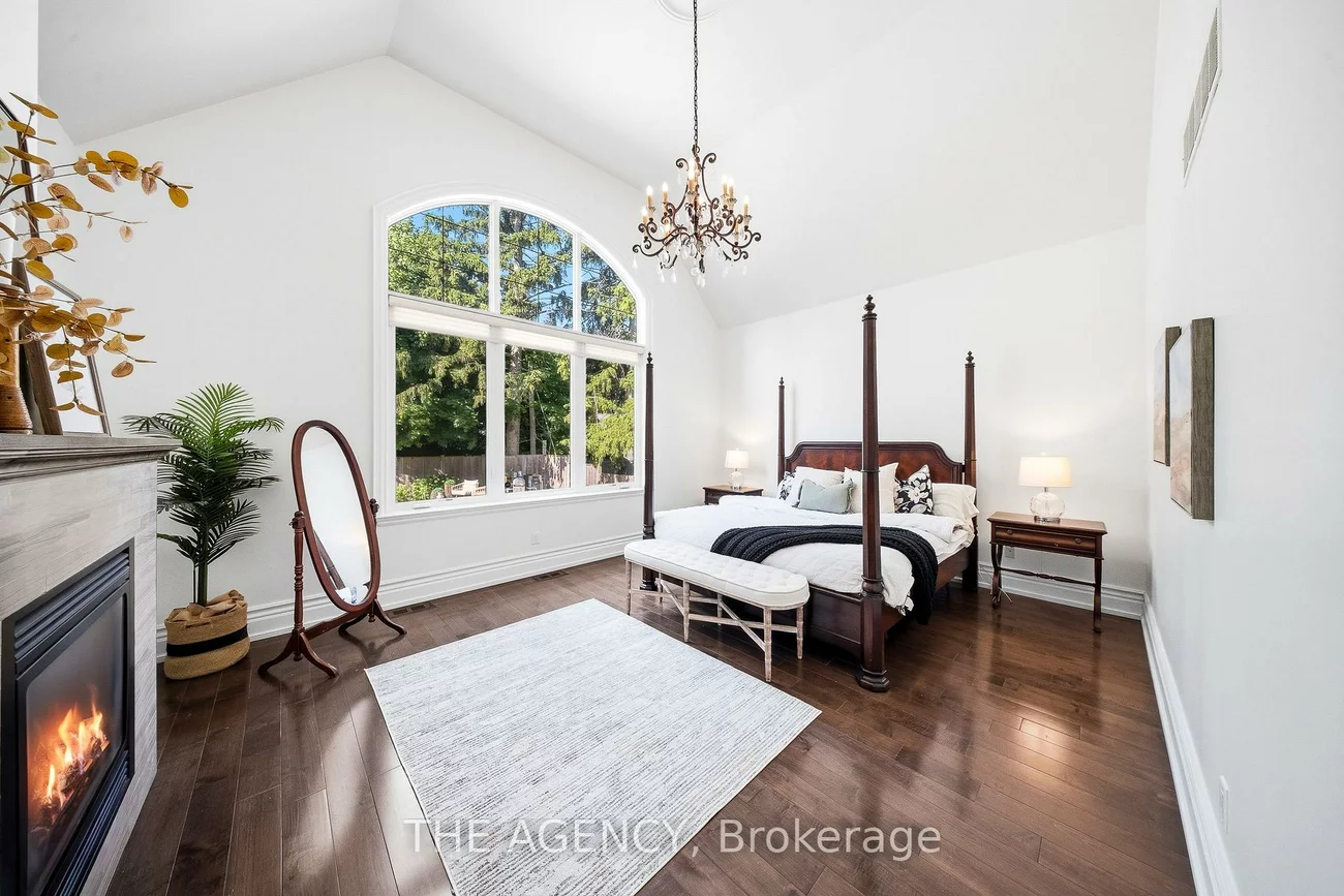 1098, Lakeshore, 1017 - SW Southwest, Oakville