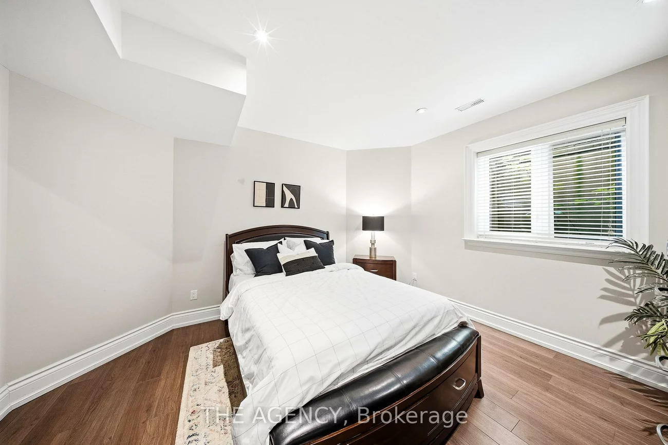 1098, Lakeshore, 1017 - SW Southwest, Oakville