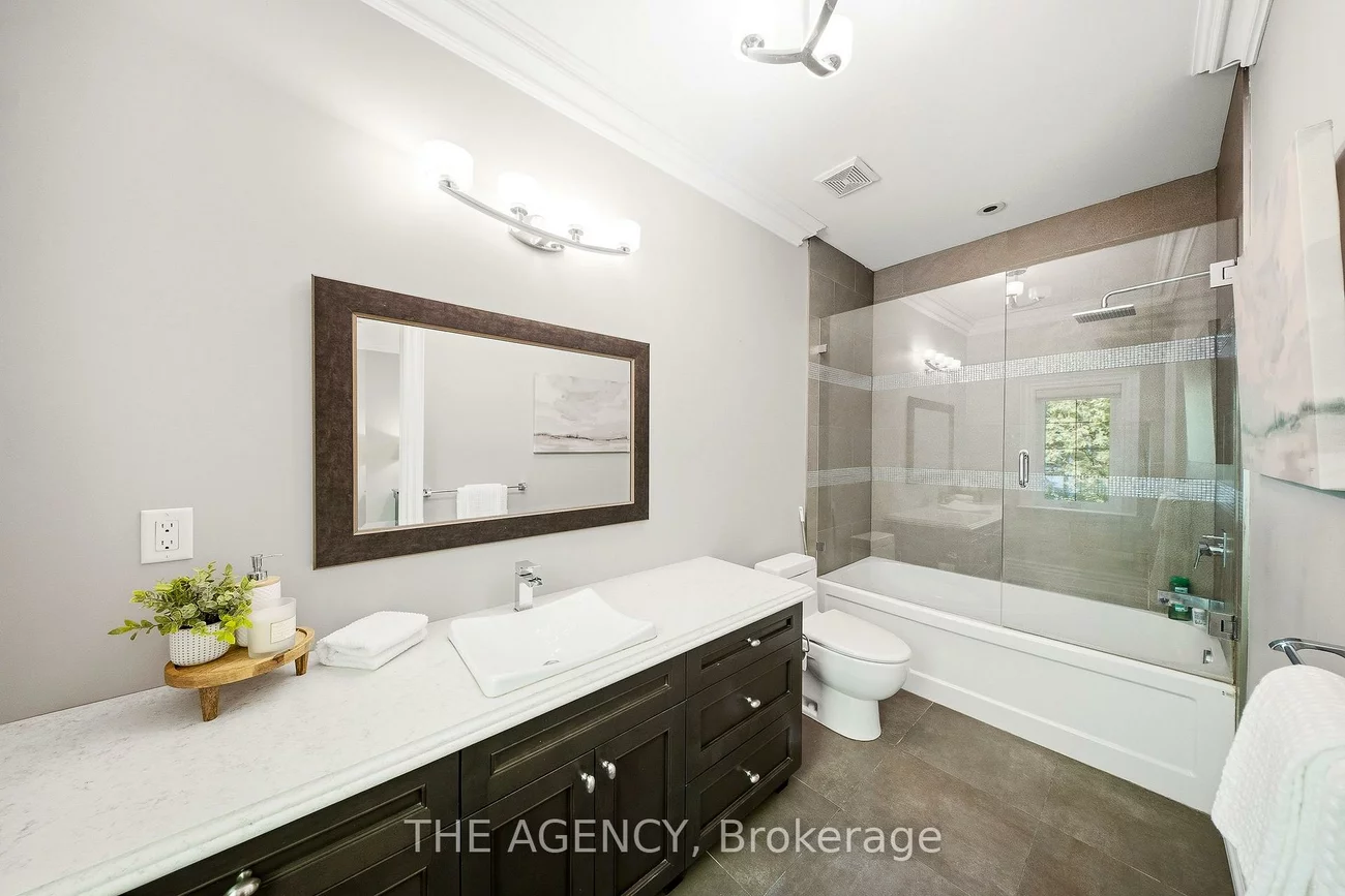 1098, Lakeshore, 1017 - SW Southwest, Oakville