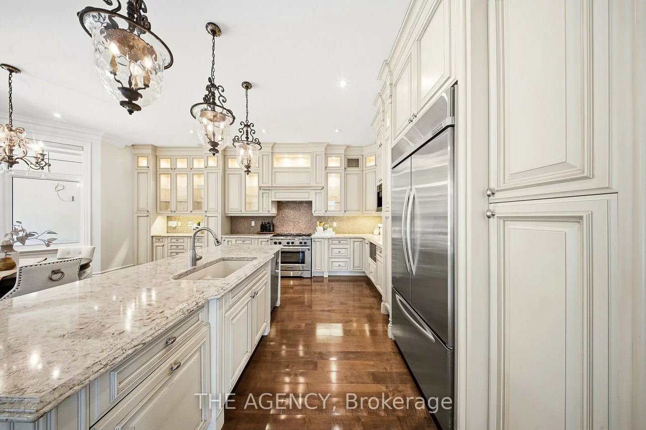 1098, Lakeshore, 1017 - SW Southwest, Oakville