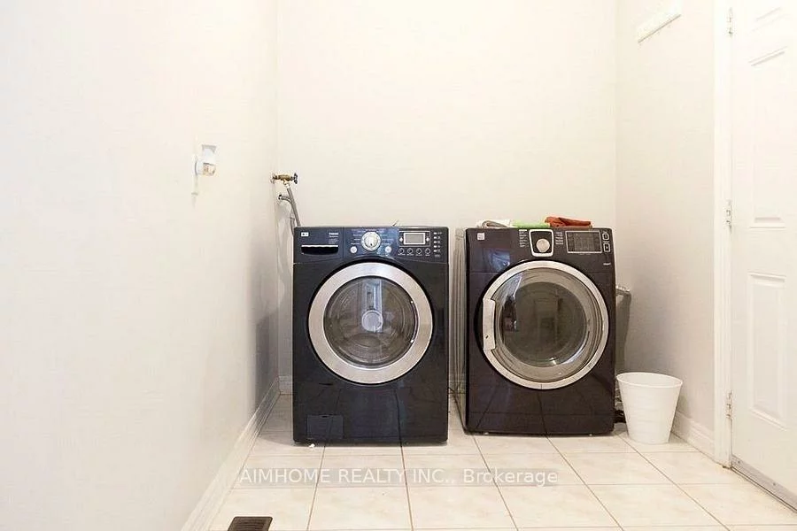 32, Alpaca, Jefferson, Richmond Hill