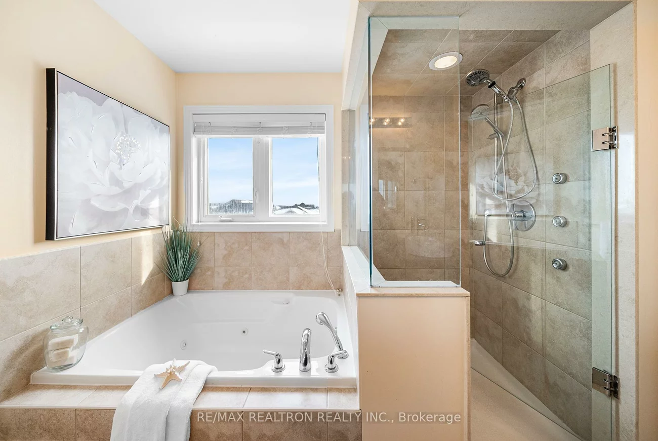 17, Mansard, Jefferson, Richmond Hill