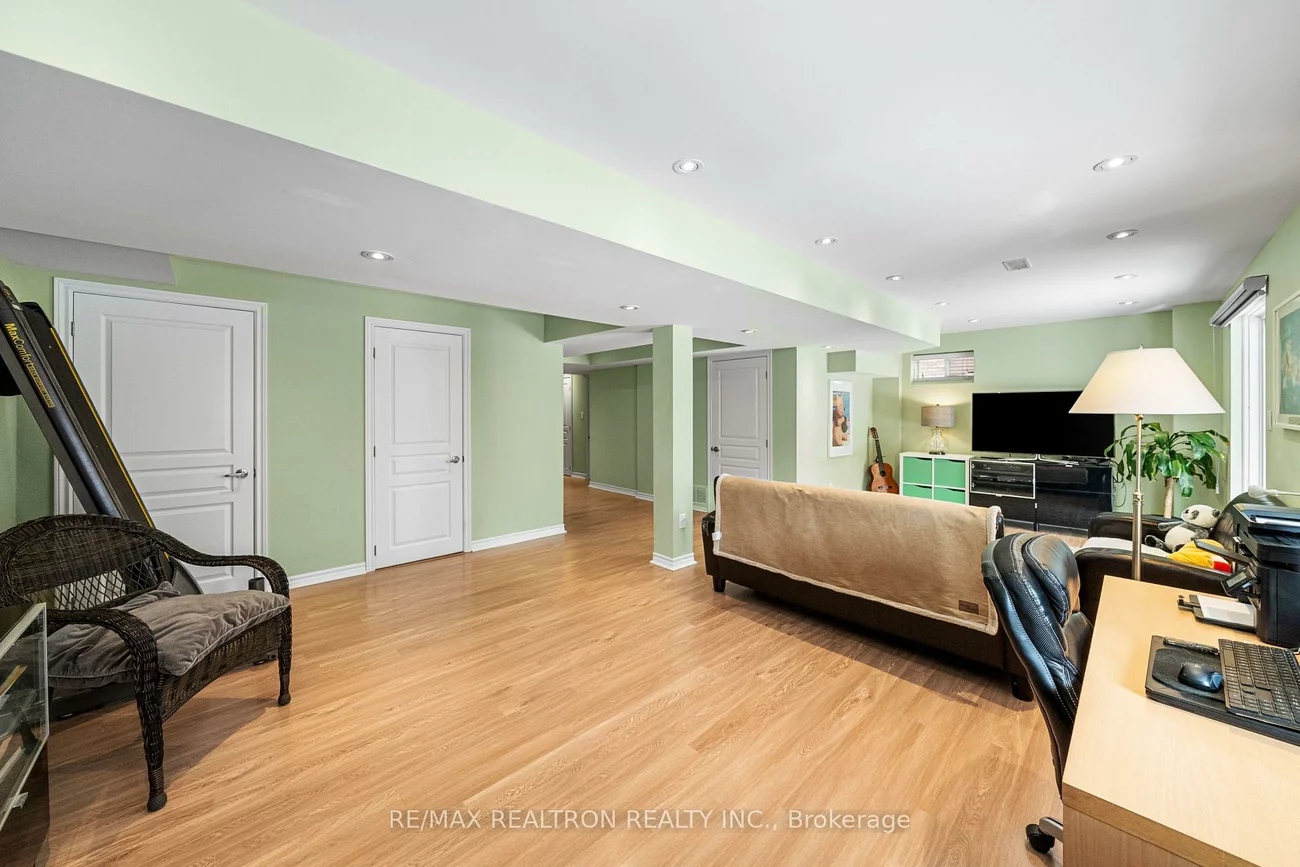 17, Mansard, Jefferson, Richmond Hill
