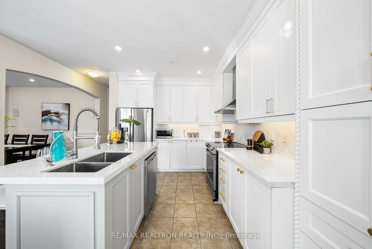 17, Mansard, Jefferson, Richmond Hill