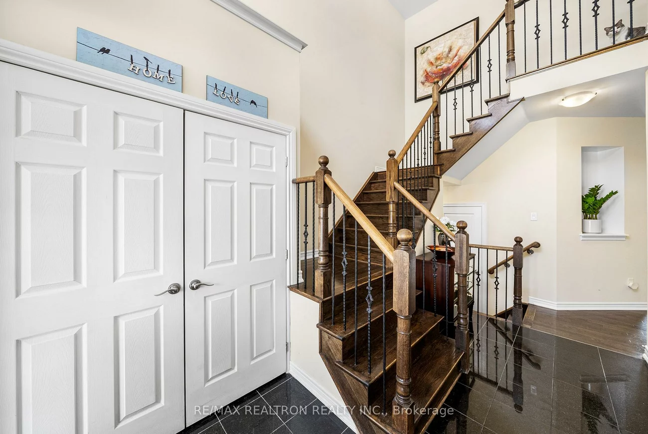 17, Mansard, Jefferson, Richmond Hill
