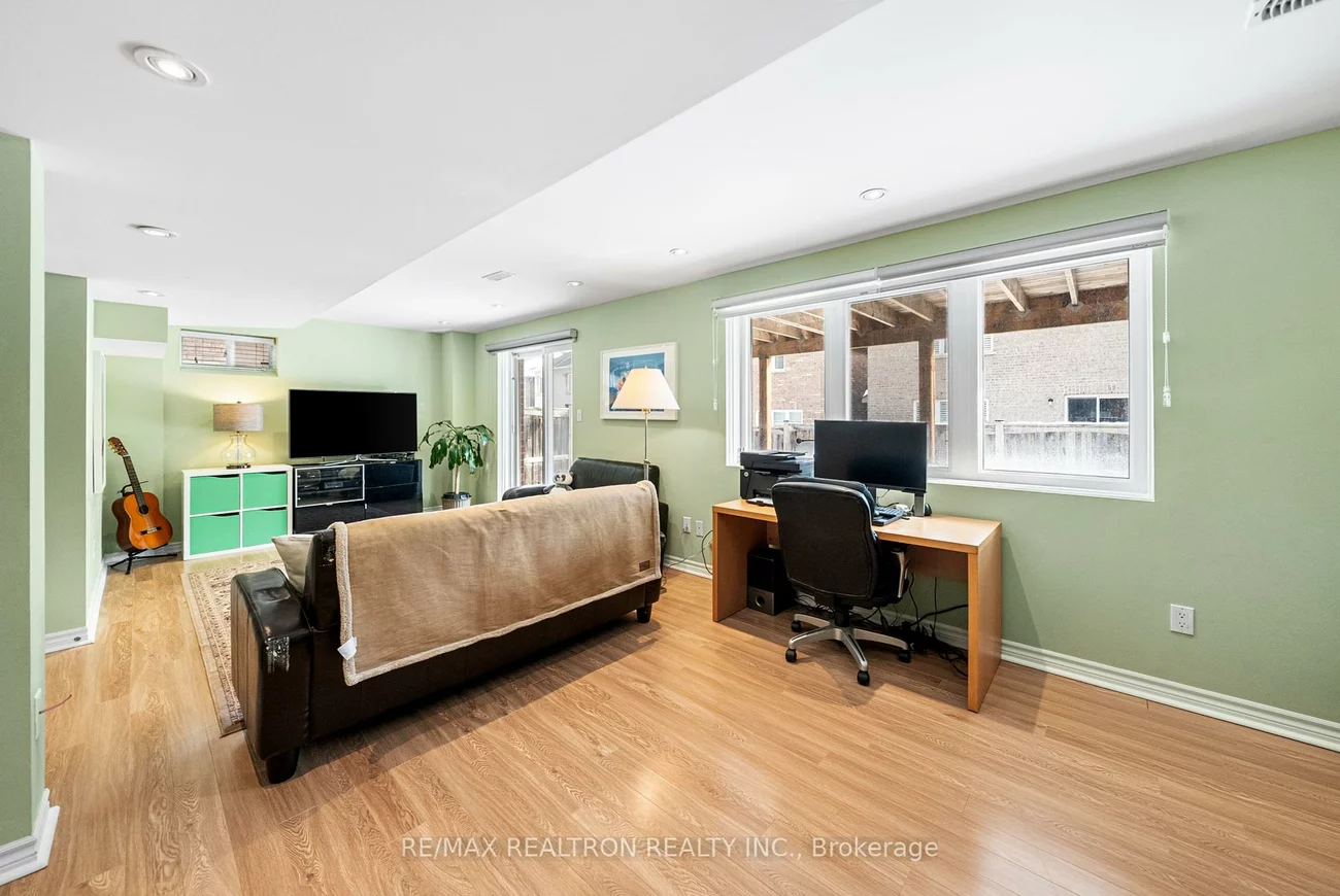 17, Mansard, Jefferson, Richmond Hill