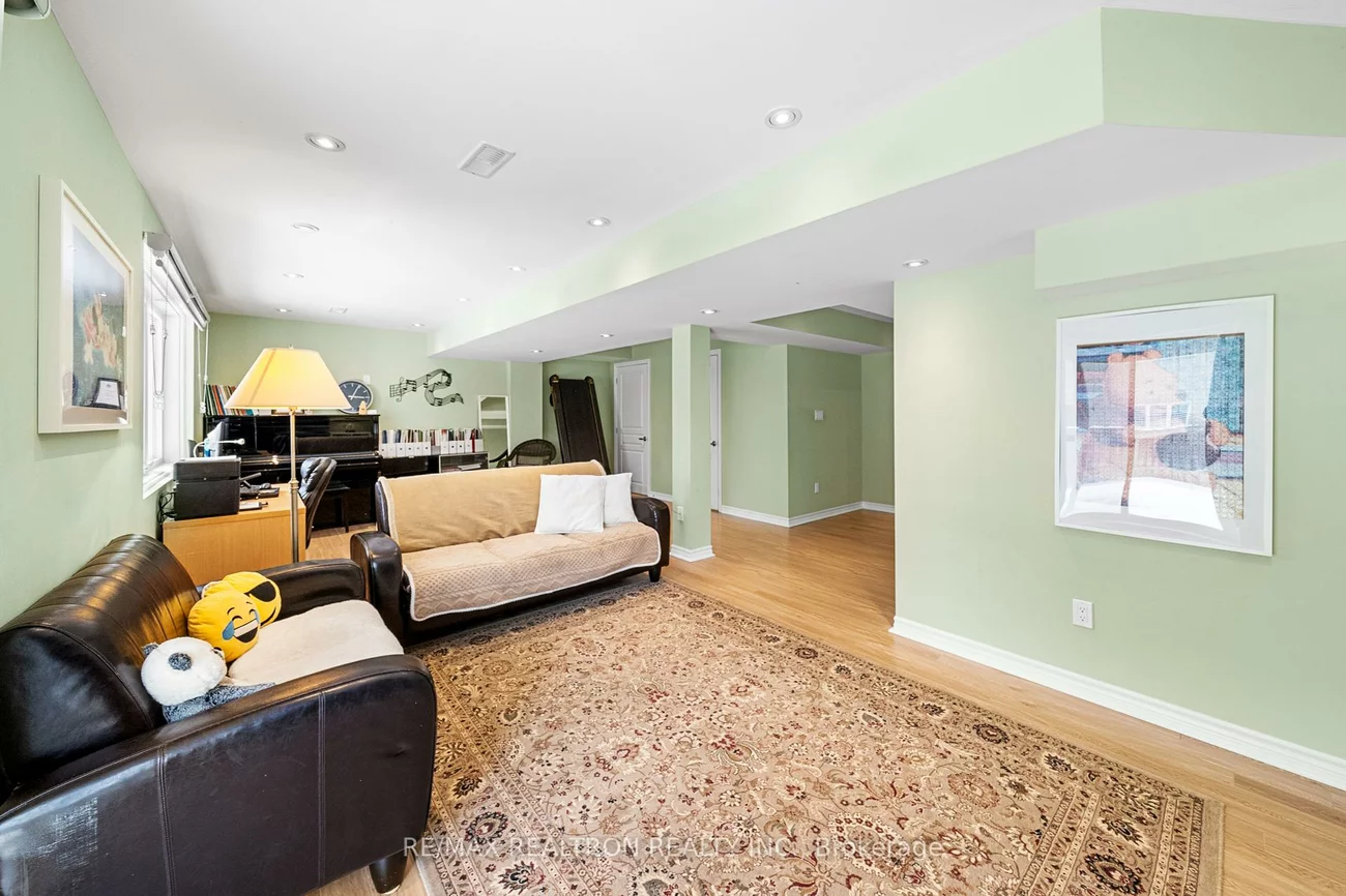 17, Mansard, Jefferson, Richmond Hill