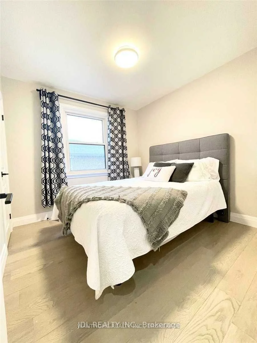 379, Alper, Crosby, Richmond Hill