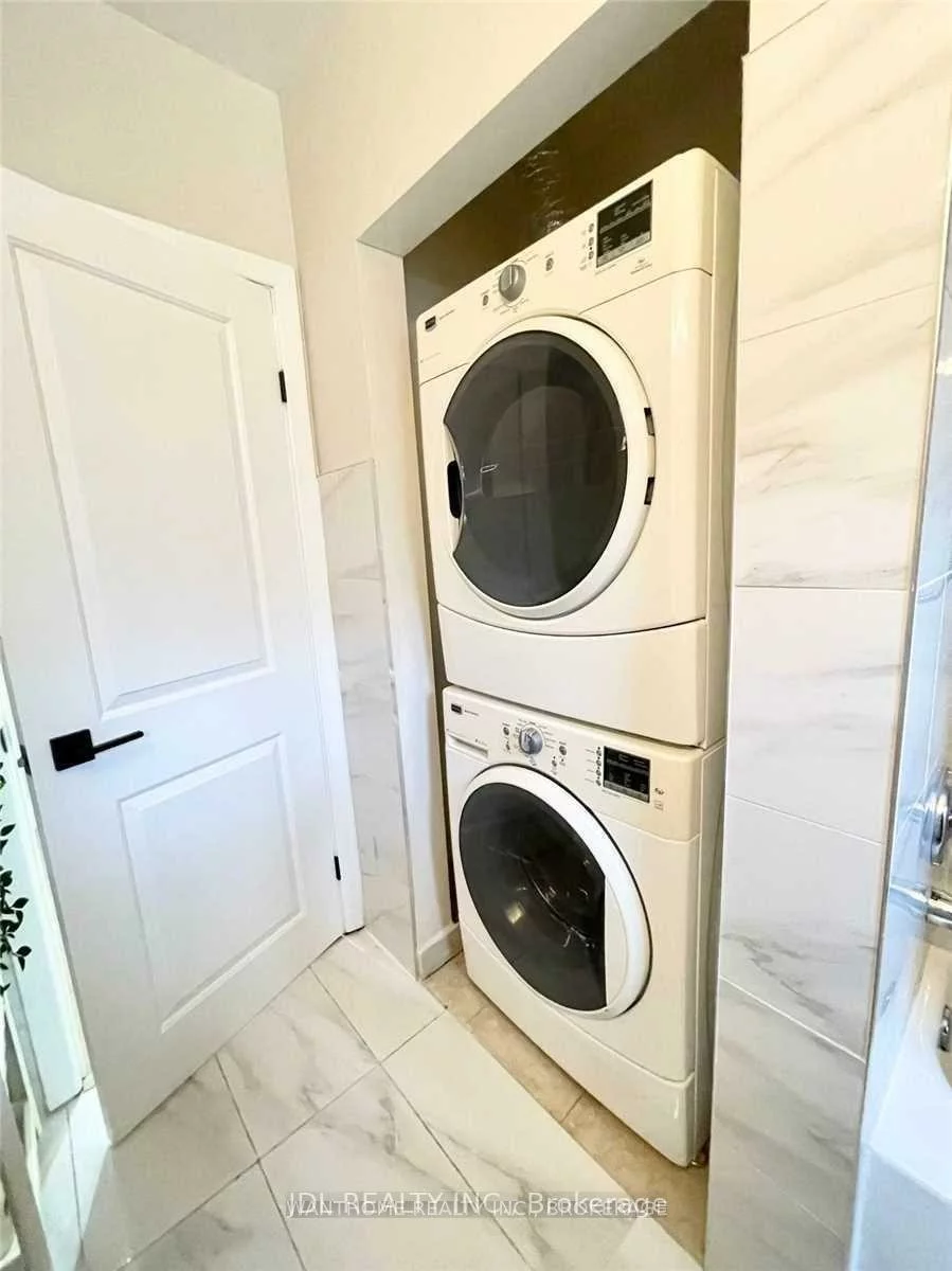 379, Alper, Crosby, Richmond Hill