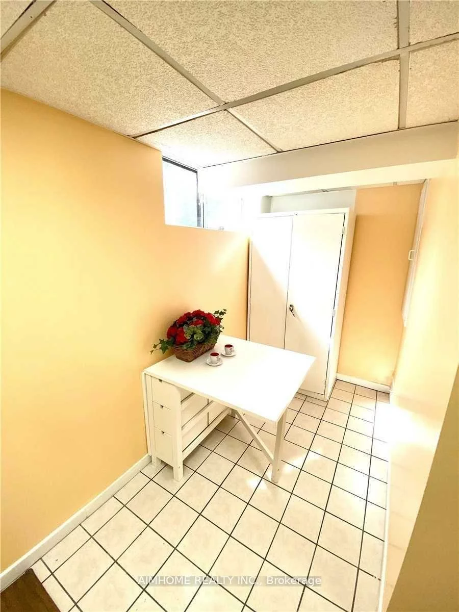 18, Rockport (Bsmt), Crosby, Richmond Hill