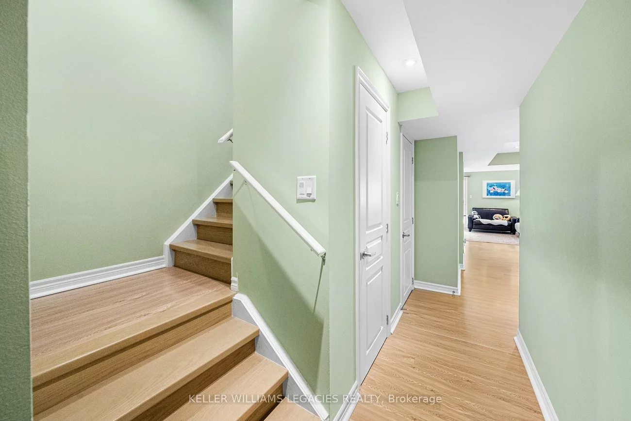 17, Mansard, Jefferson, Richmond Hill