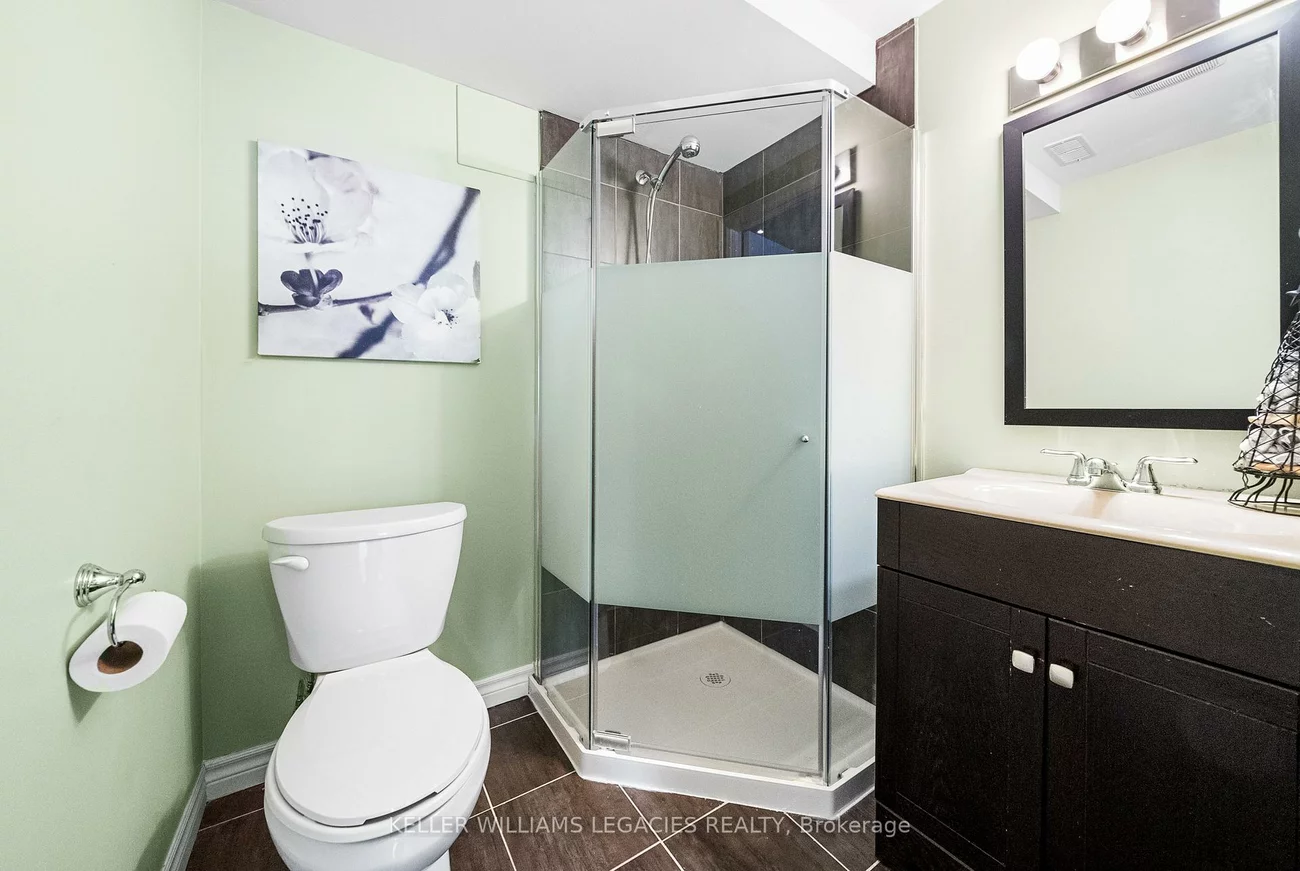 17, Mansard, Jefferson, Richmond Hill