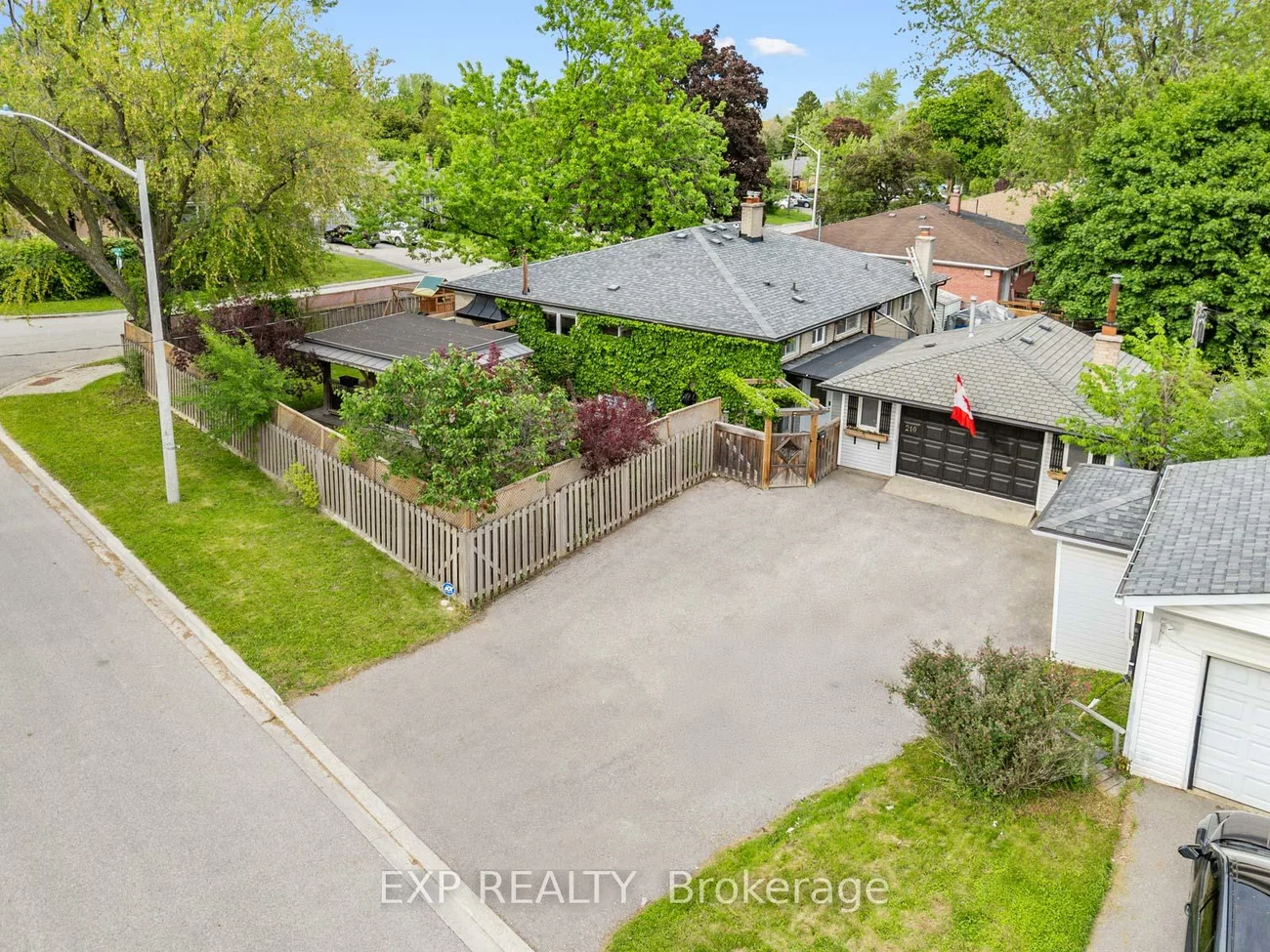 210, Ashlar, Crosby, Richmond Hill