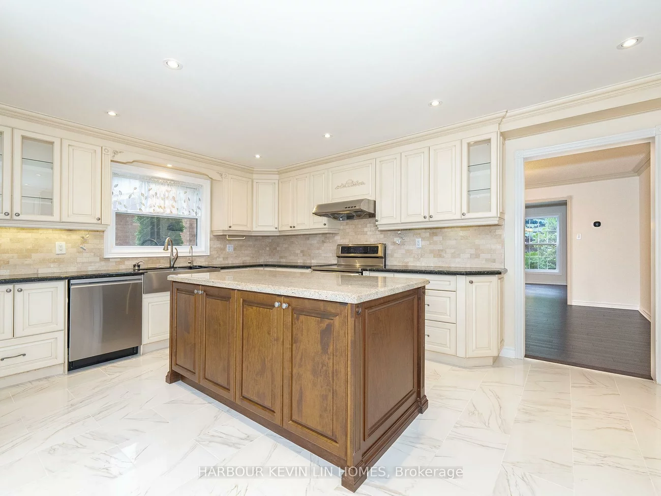 39, Montclair, Bayview Hill, Richmond Hill