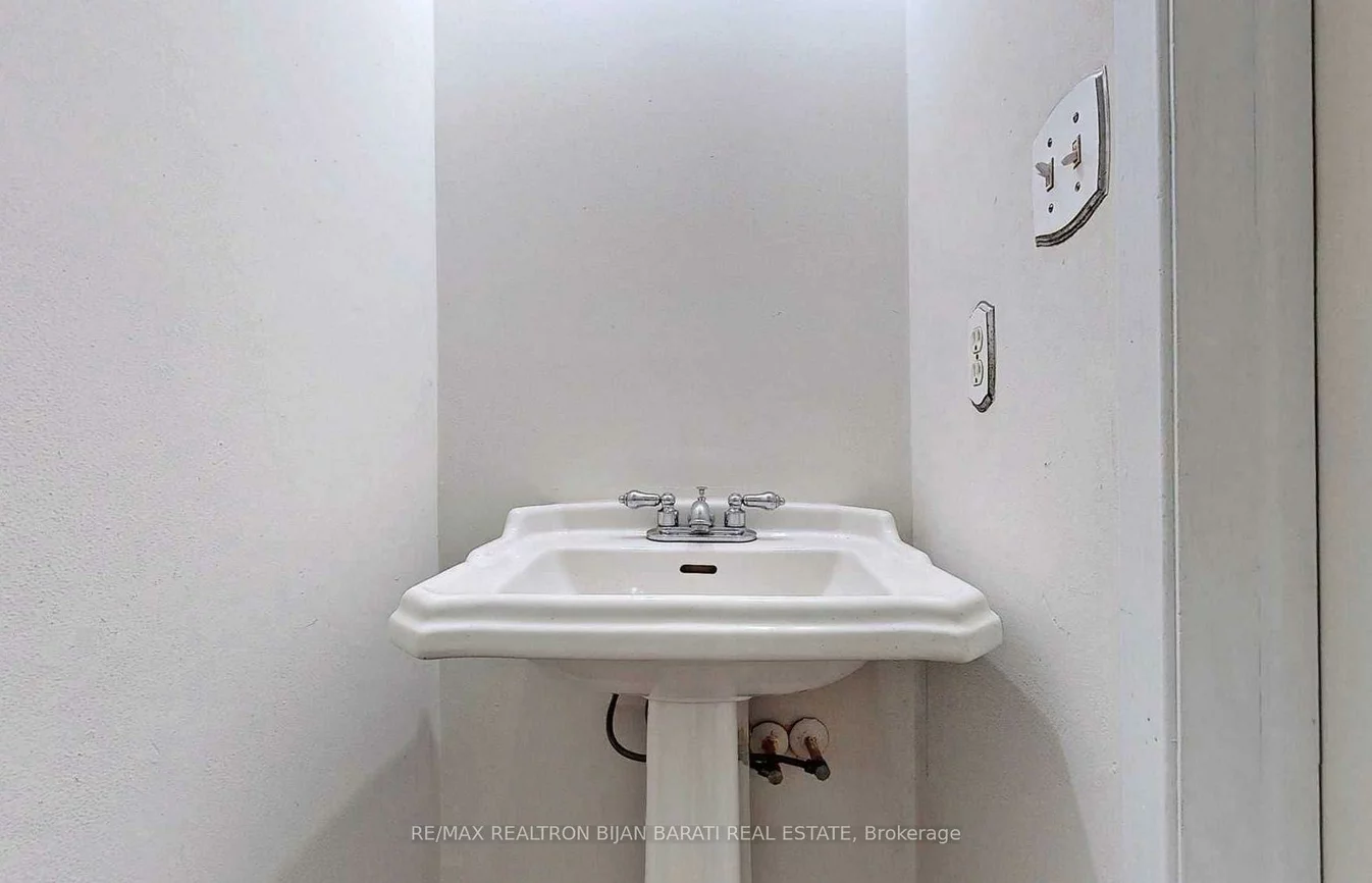 18, Mayvern, North Richvale, Richmond Hill