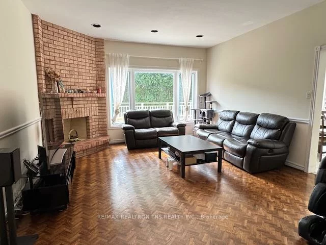 16, Chaplin, Bayview Hill, Richmond Hill