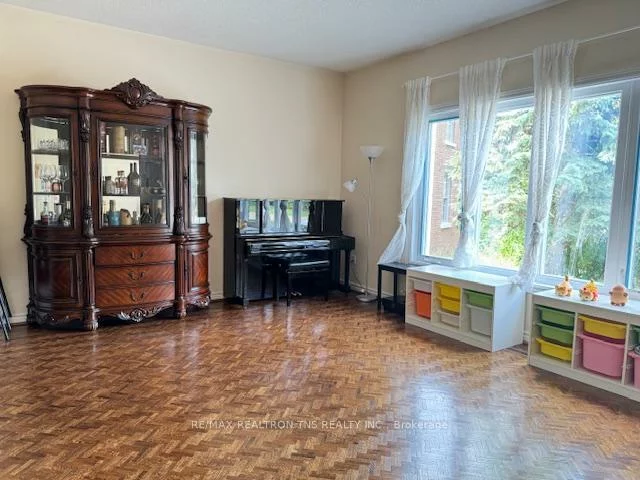16, Chaplin, Bayview Hill, Richmond Hill