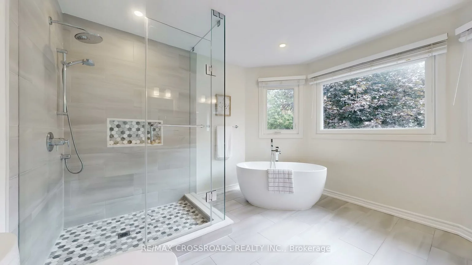 25, Strathearn, Doncrest, Richmond Hill