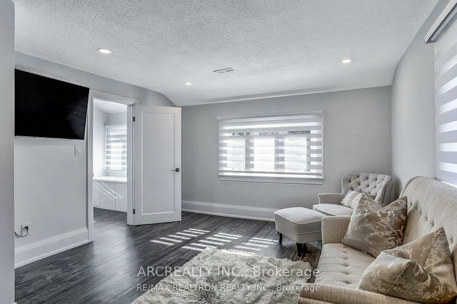 97, Centre, Crosby, Richmond Hill