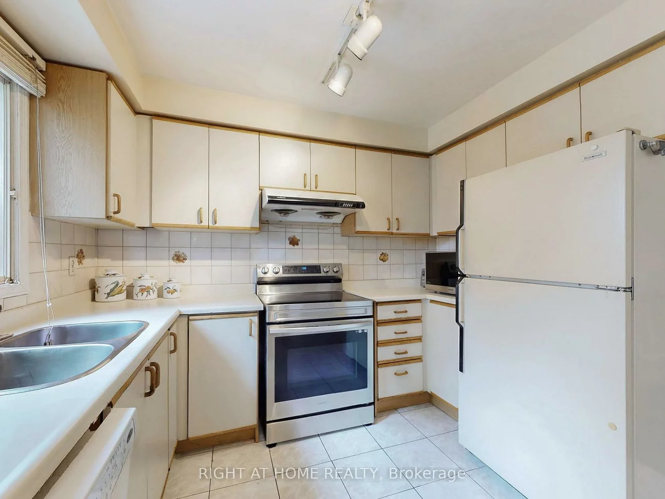 58, Samantha, Doncrest, Richmond Hill