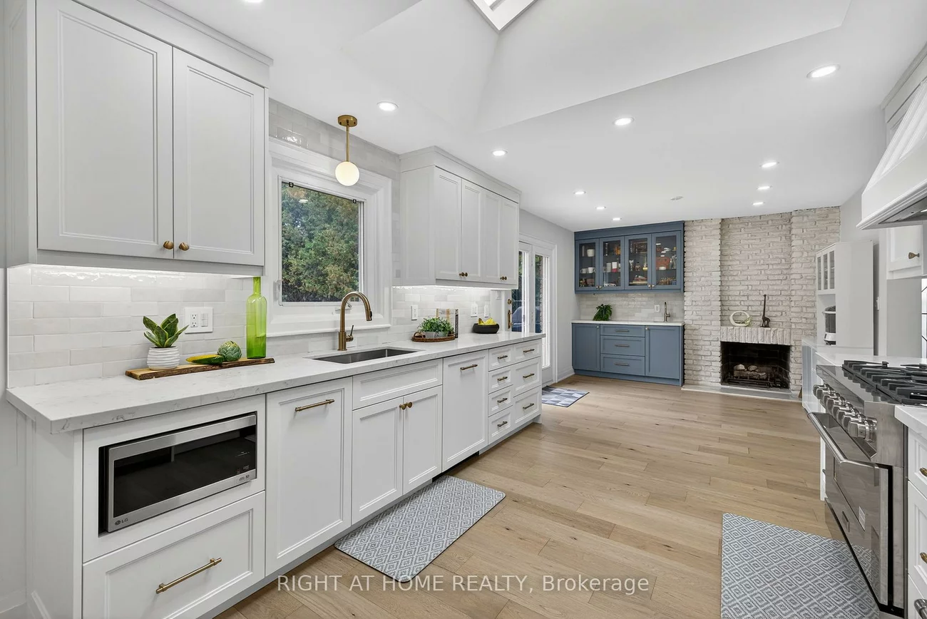 16, Mayvern, North Richvale, Richmond Hill