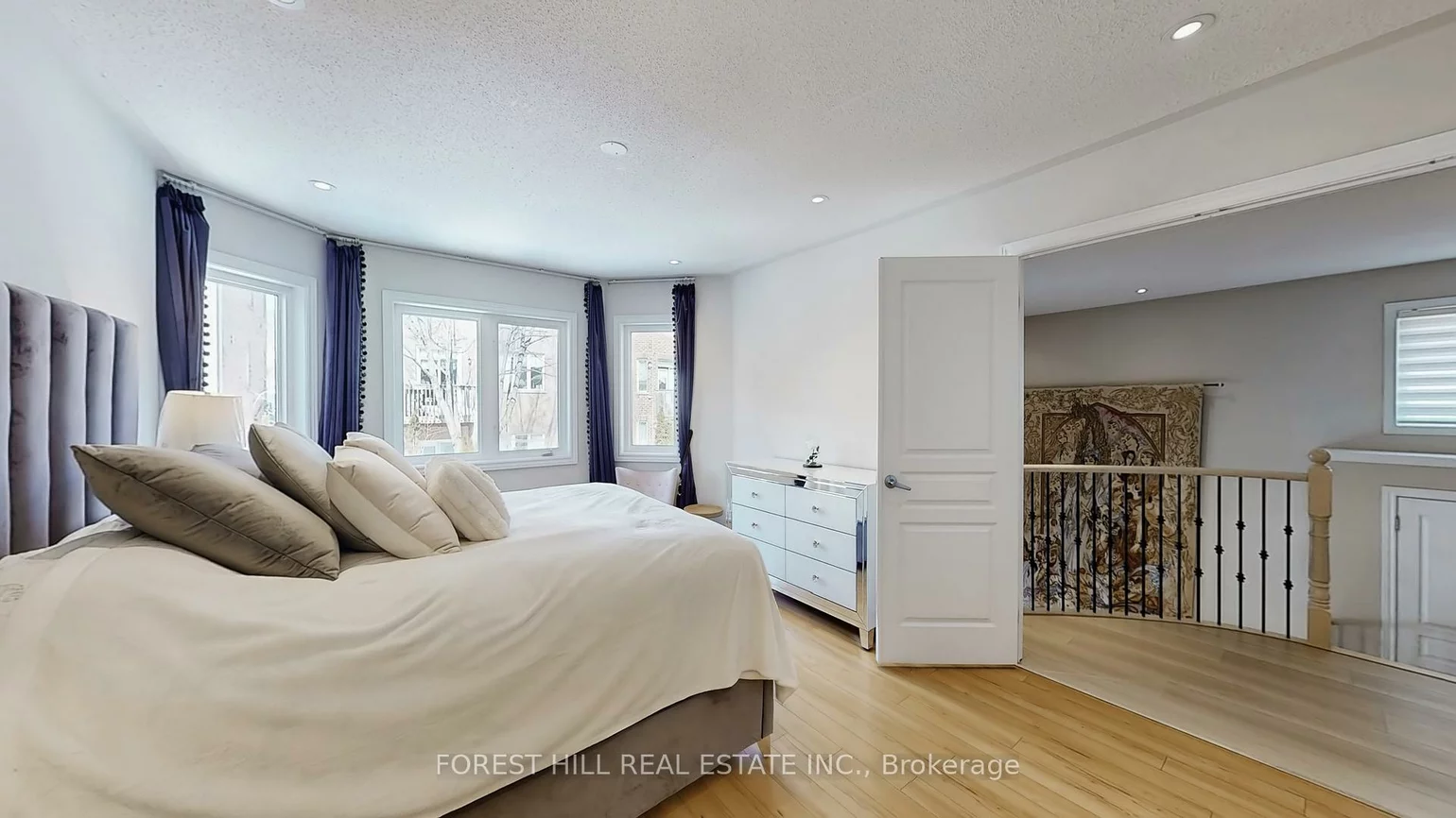 101, Ravine Edge, Jefferson, Richmond Hill