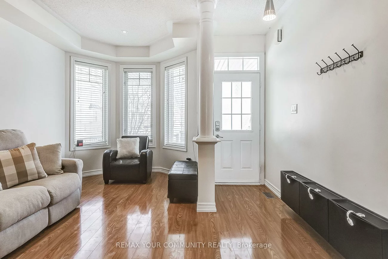 16, Windrow, Jefferson, Richmond Hill