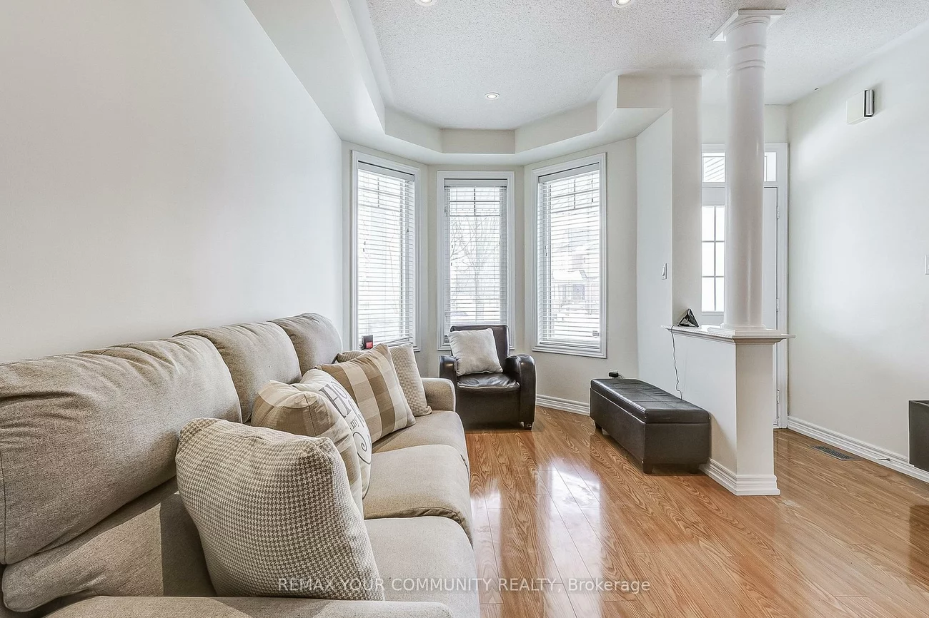 16, Windrow, Jefferson, Richmond Hill