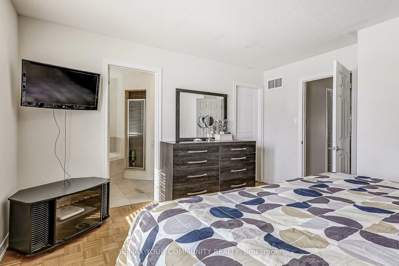 16, Windrow, Jefferson, Richmond Hill