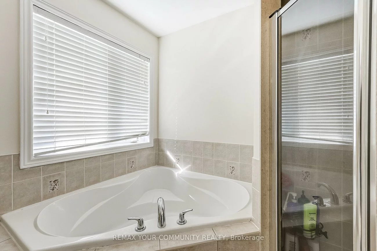 16, Windrow, Jefferson, Richmond Hill