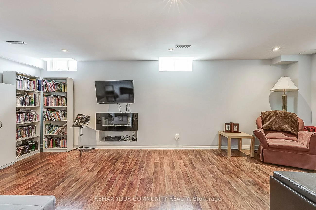 16, Windrow, Jefferson, Richmond Hill