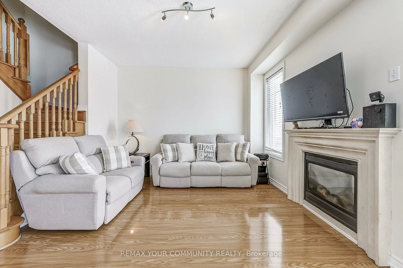 16, Windrow, Jefferson, Richmond Hill