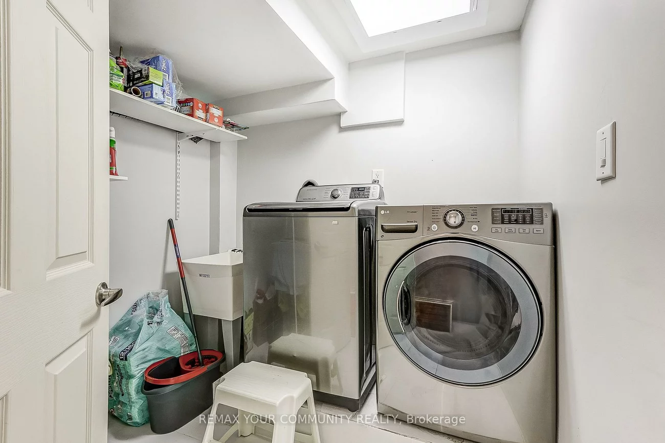 16, Windrow, Jefferson, Richmond Hill