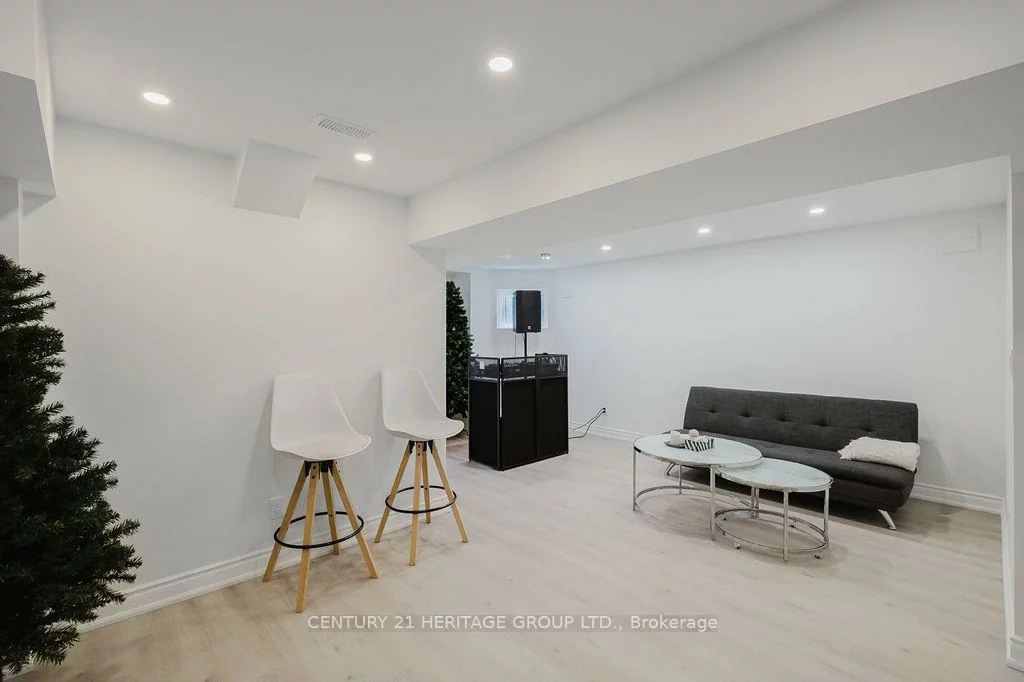 21, Thistle, Jefferson, Richmond Hill
