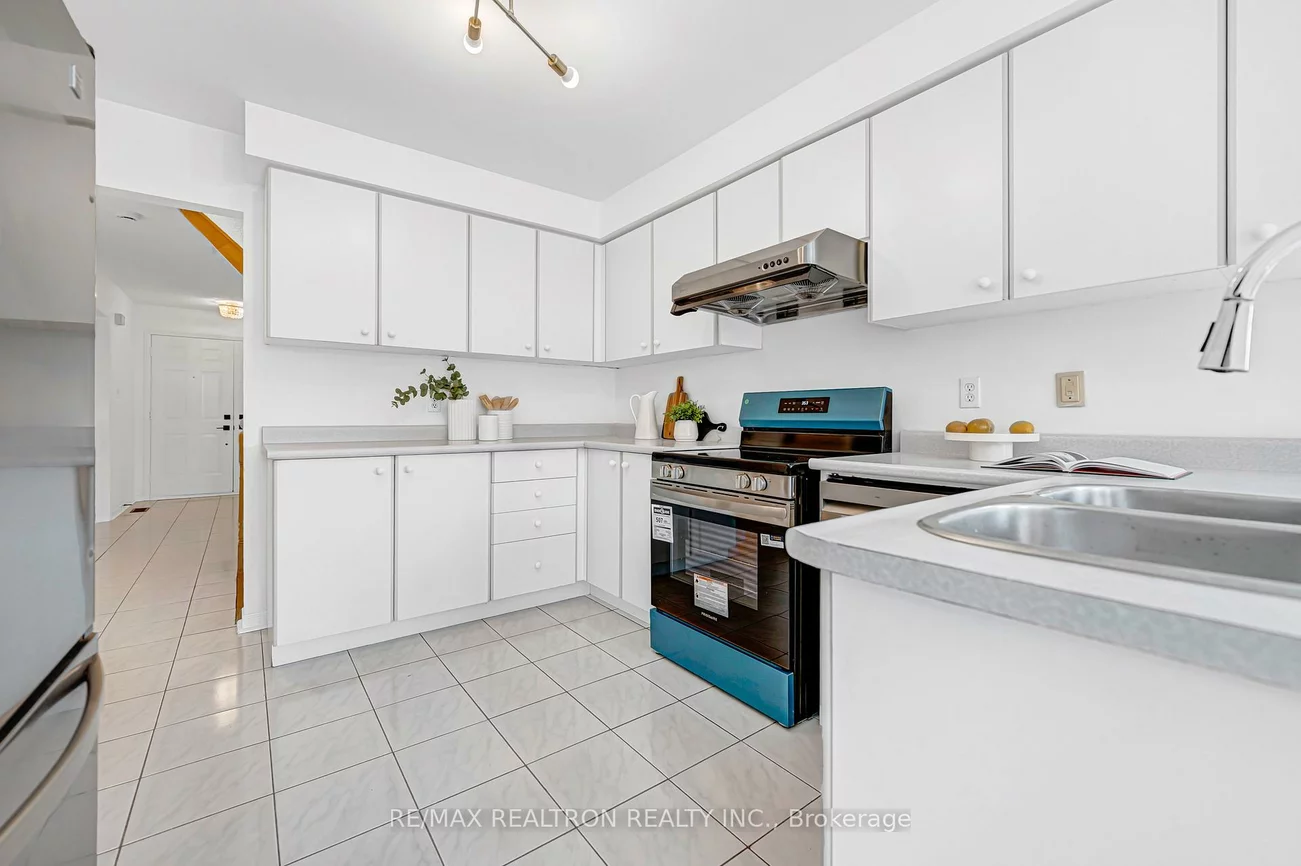 37, Dumaurier, Devonsleigh, Richmond Hill