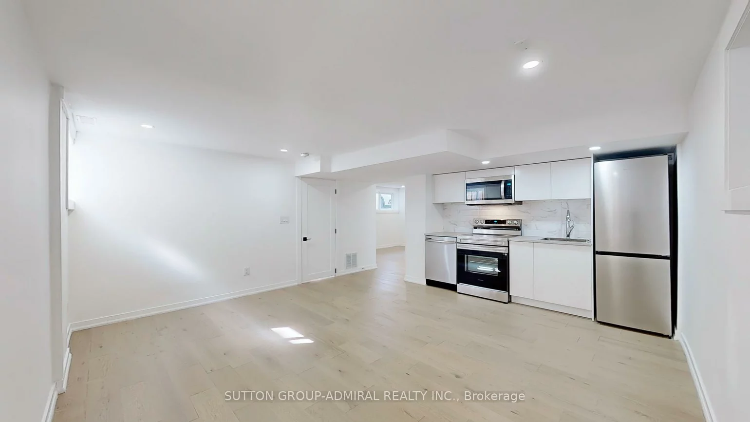 118, Clifton, Bathurst Manor, Toronto