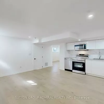 118, Clifton, Bathurst Manor, Toronto