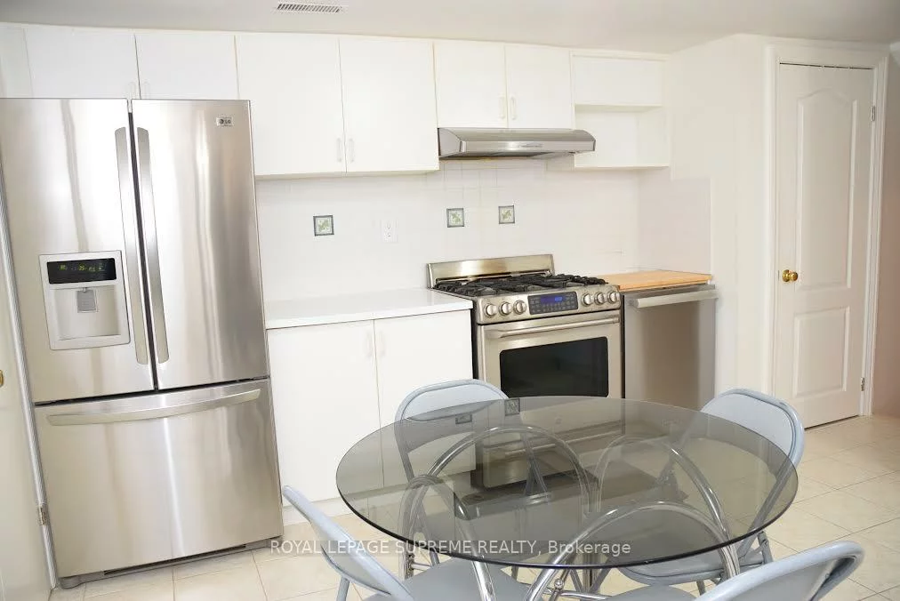 6, Burke, Newtonbrook West, Toronto