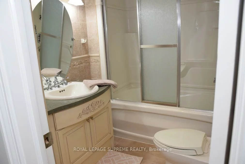 6, Burke, Newtonbrook West, Toronto