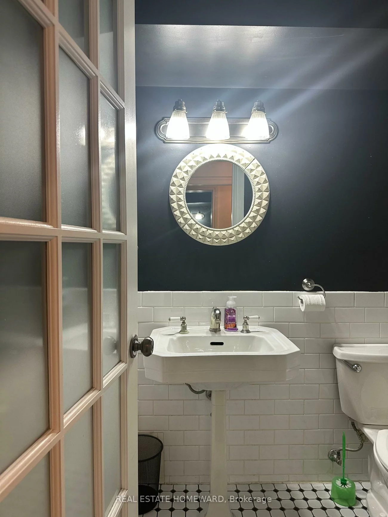 66, Mackenzie, Little Portugal, Toronto