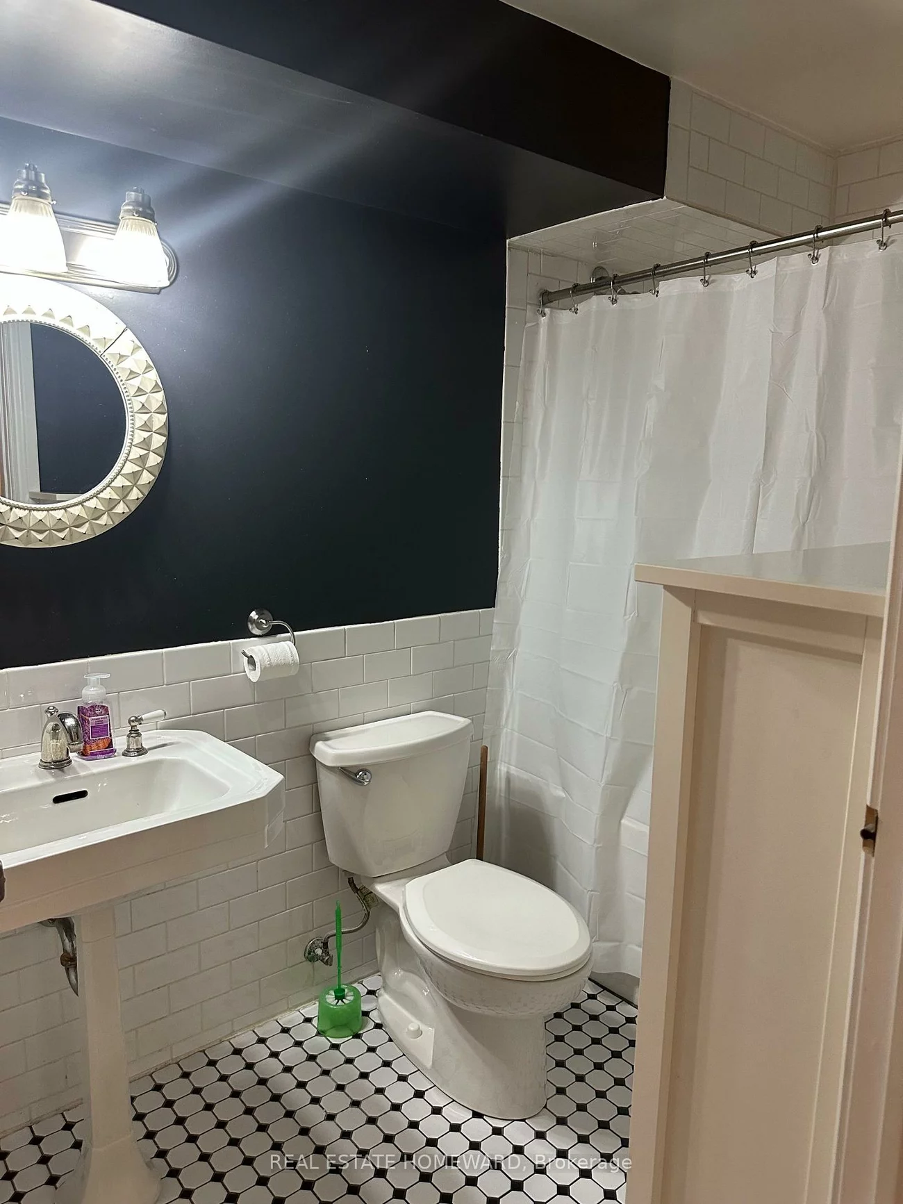 66, Mackenzie, Little Portugal, Toronto