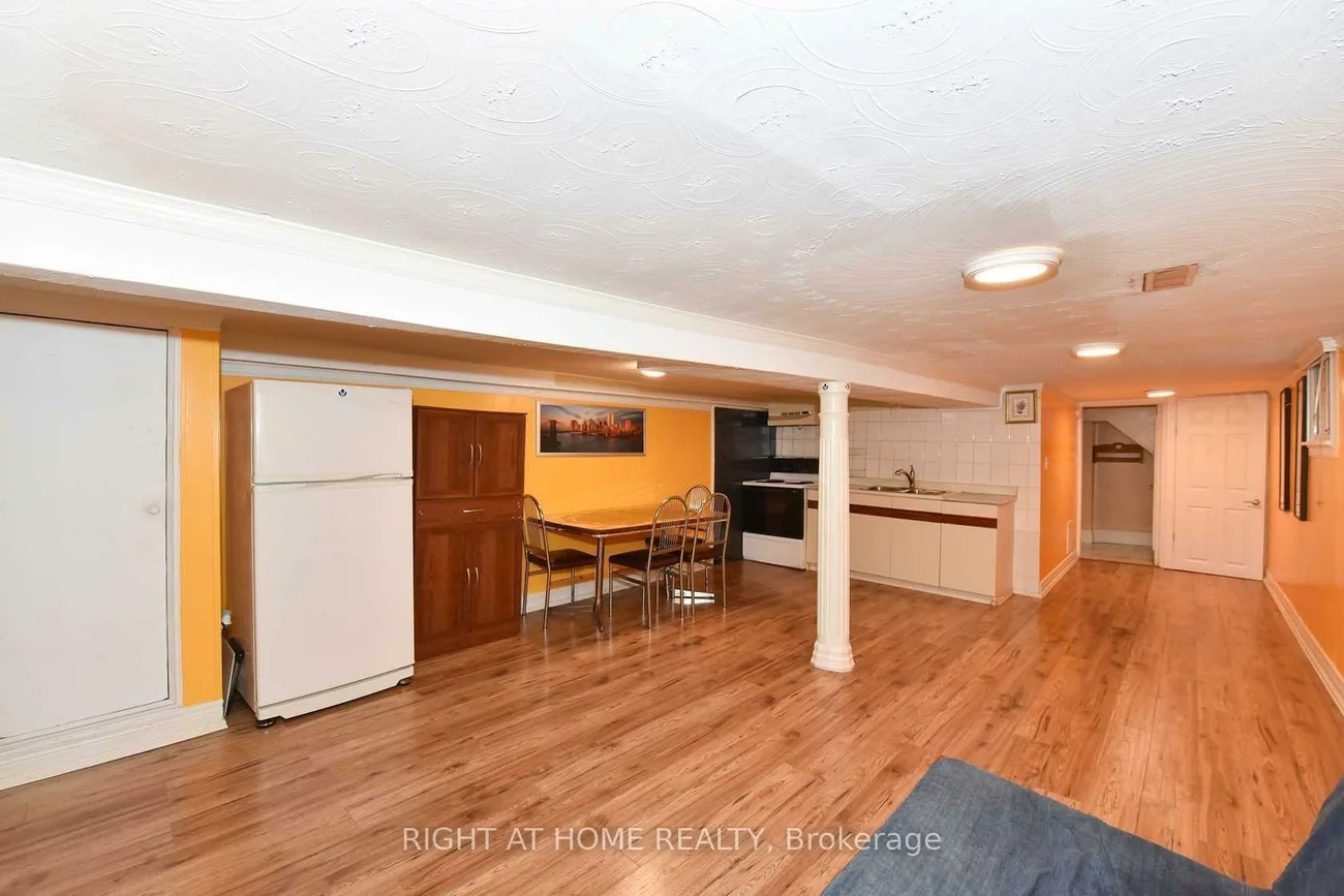 23, Amherst, Oakwood Village, Toronto