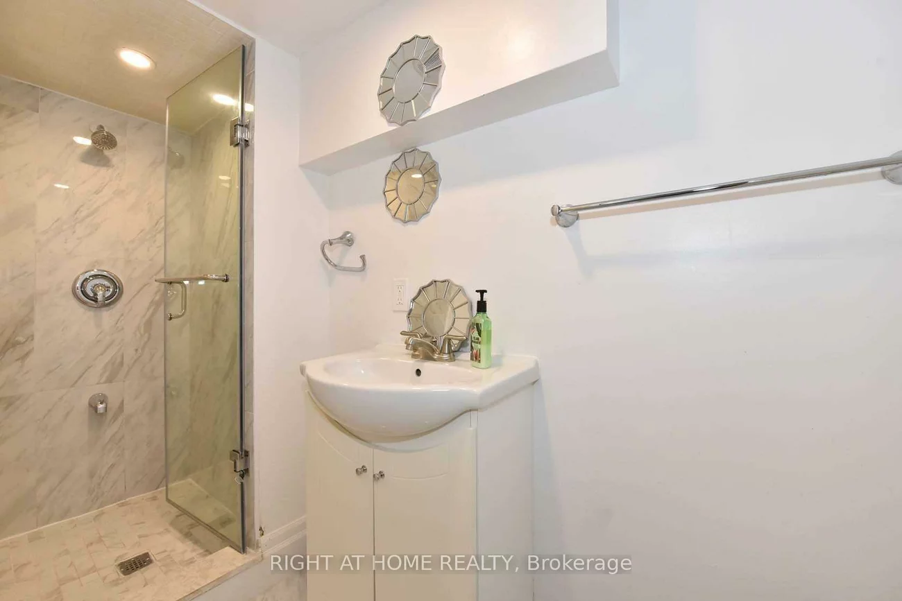 23, Amherst, Oakwood Village, Toronto